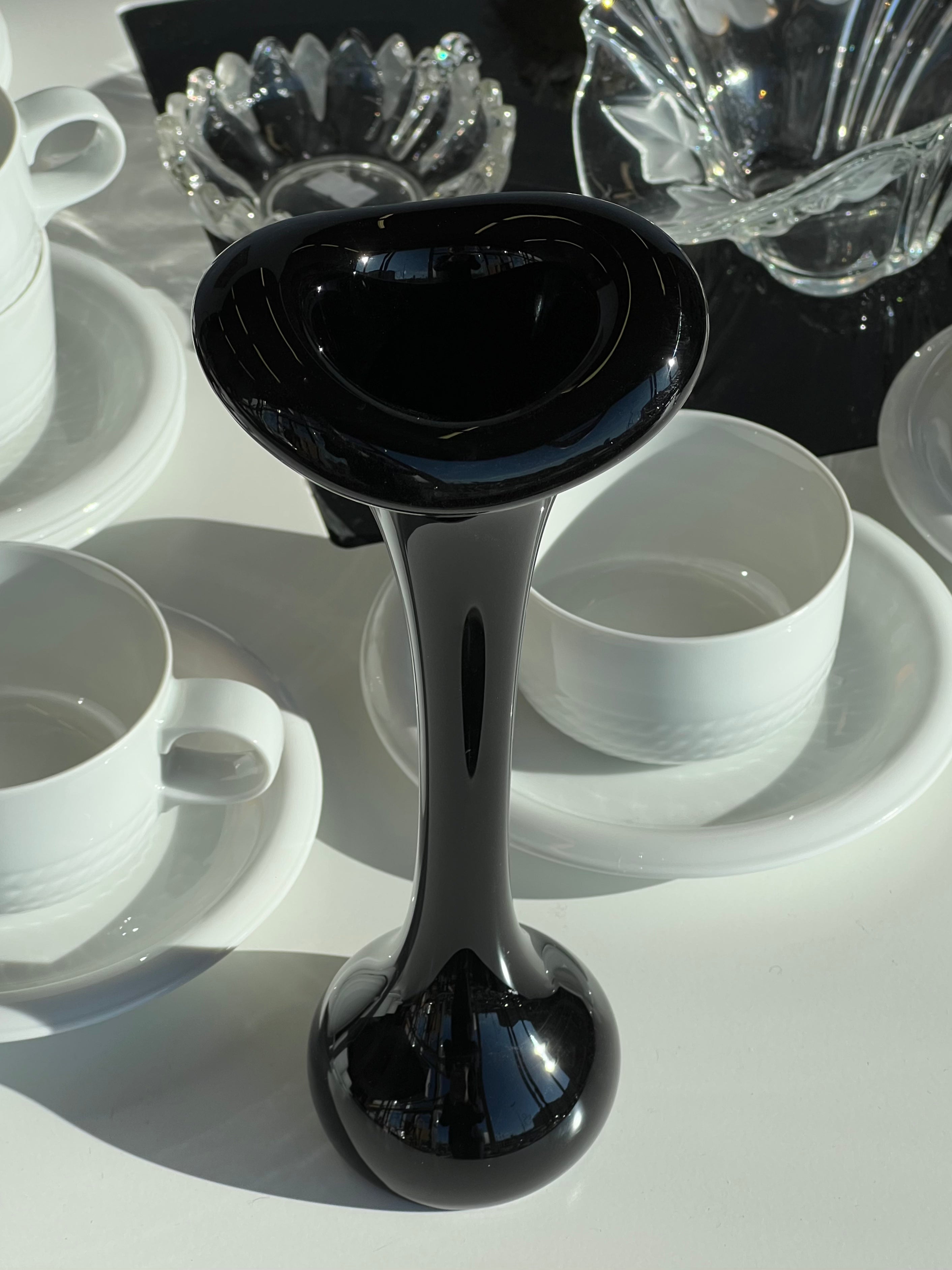 Juoda stiklinė vaza