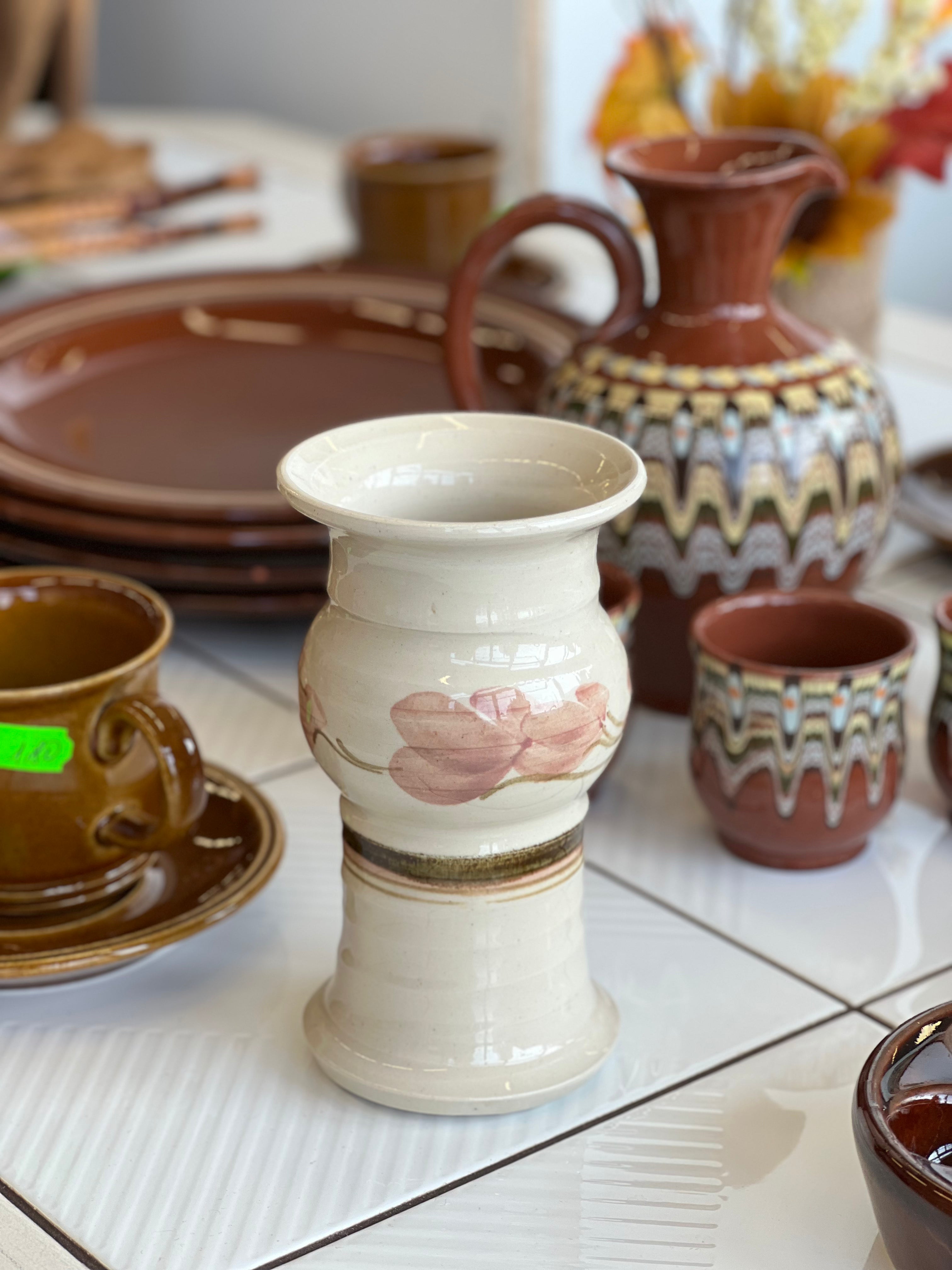 Kreminės spalvos keraminė vazelė