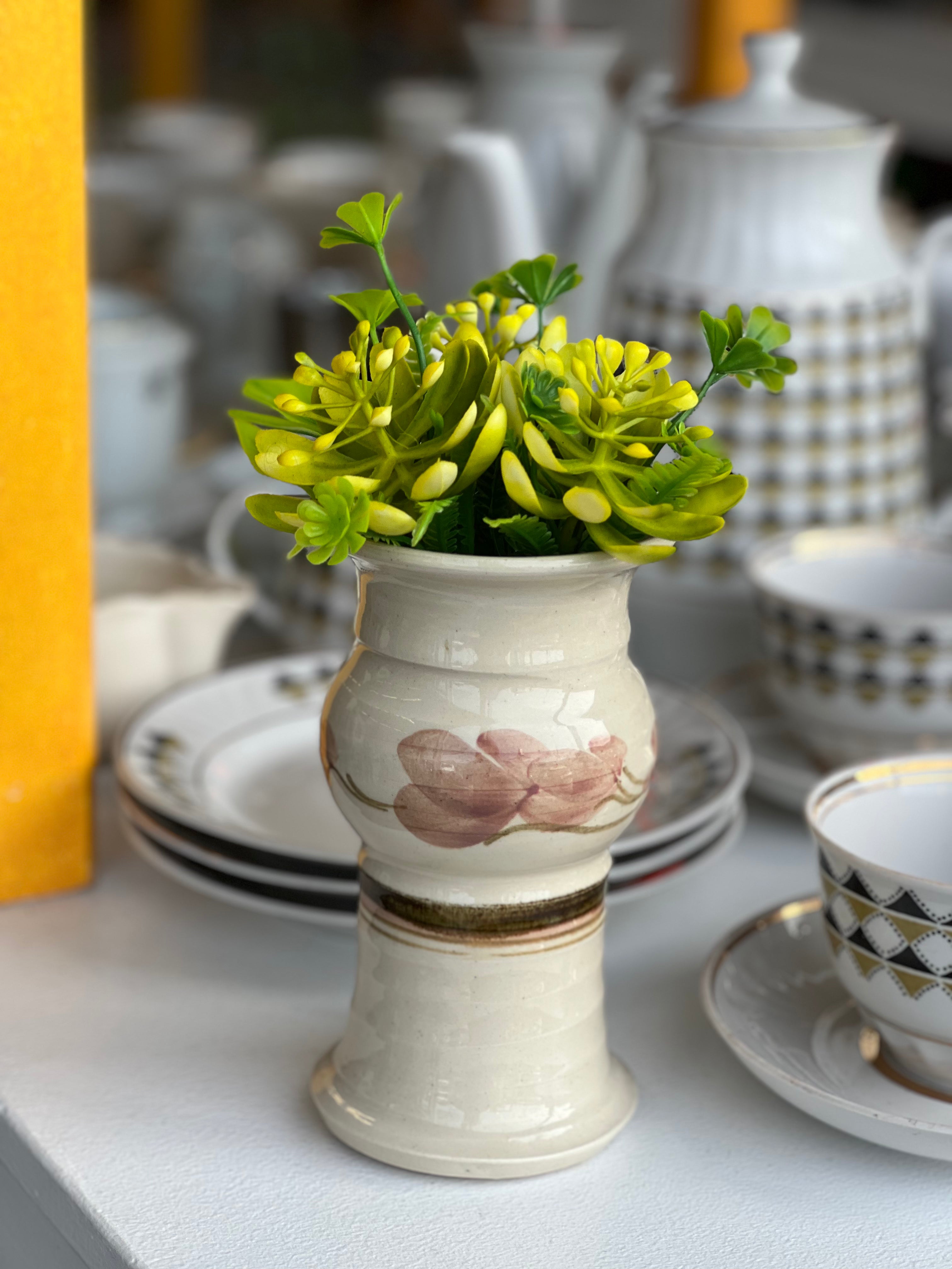 Kreminės spalvos keraminė vazelė