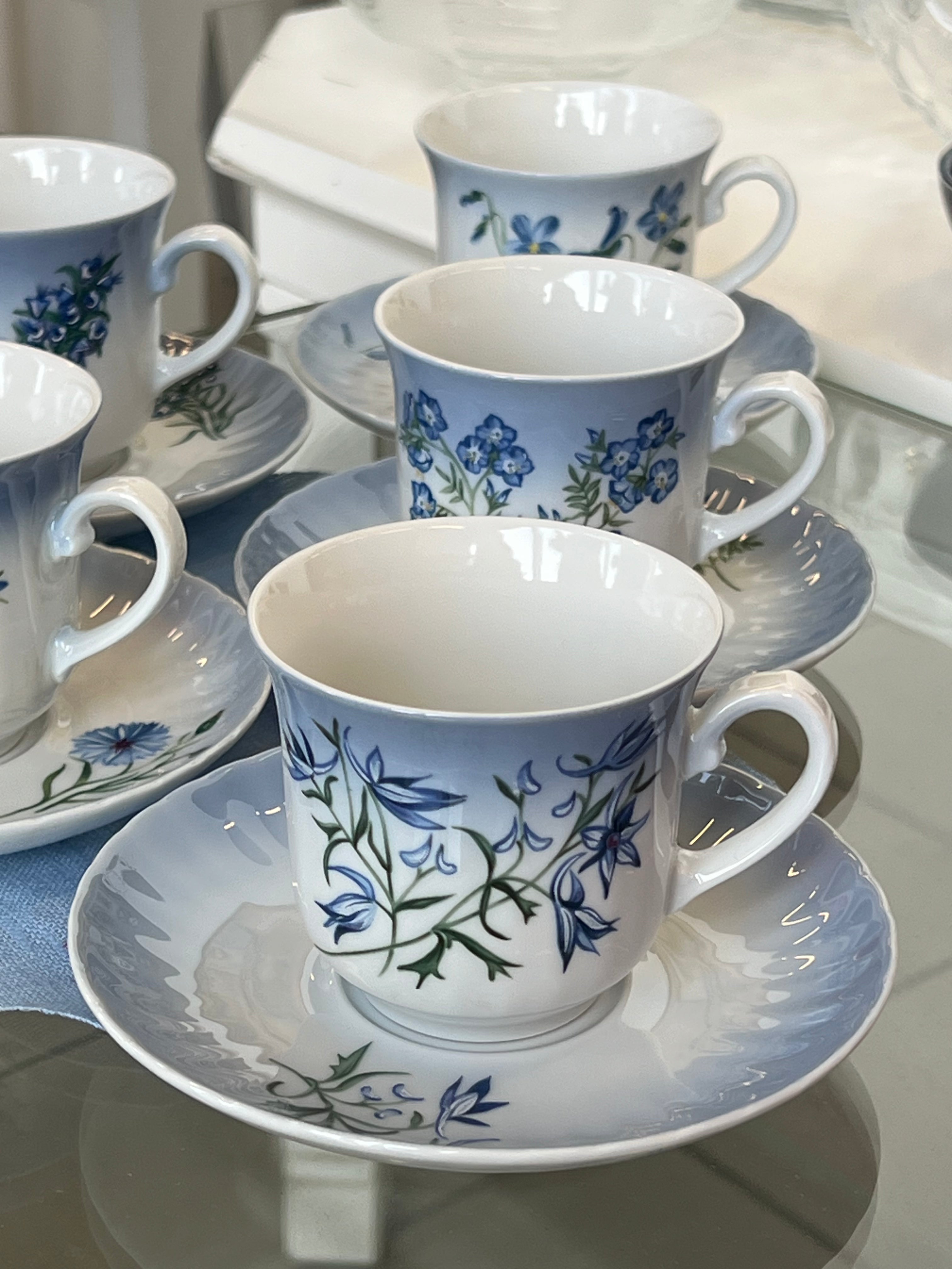 Porcelianinis puodelis su lėkštute