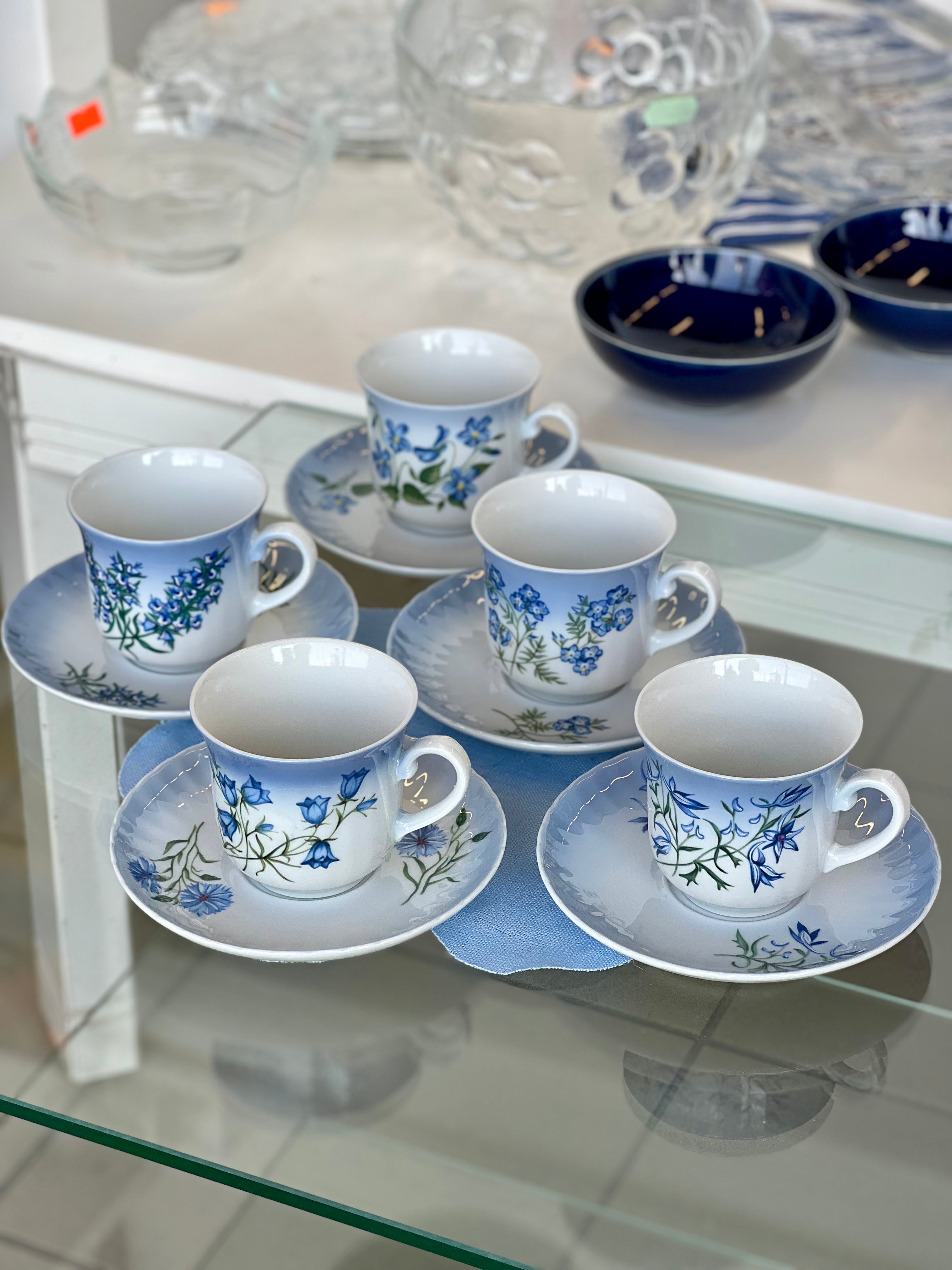 Porcelianinis puodelis su lėkštute