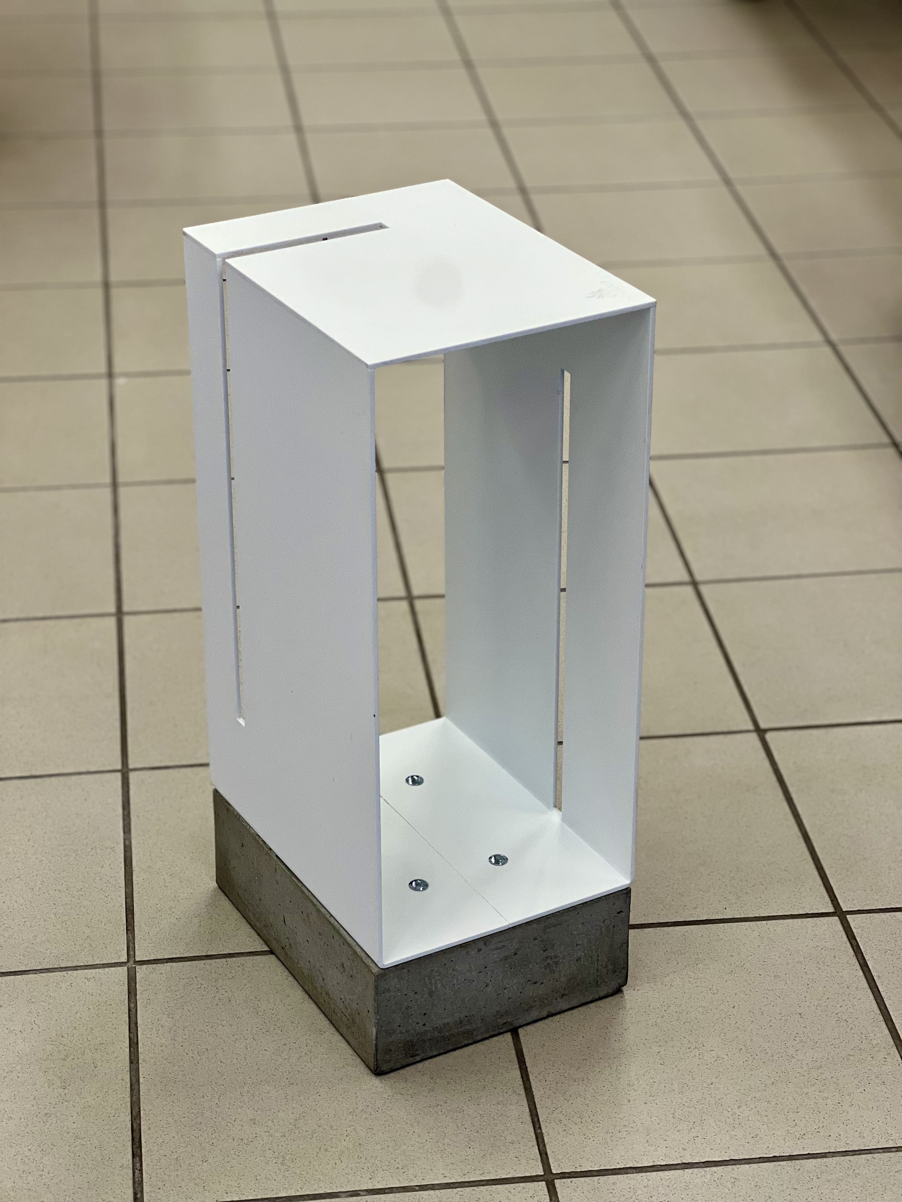 „Röshults Manhattan Low Cabinet“ spintelė
