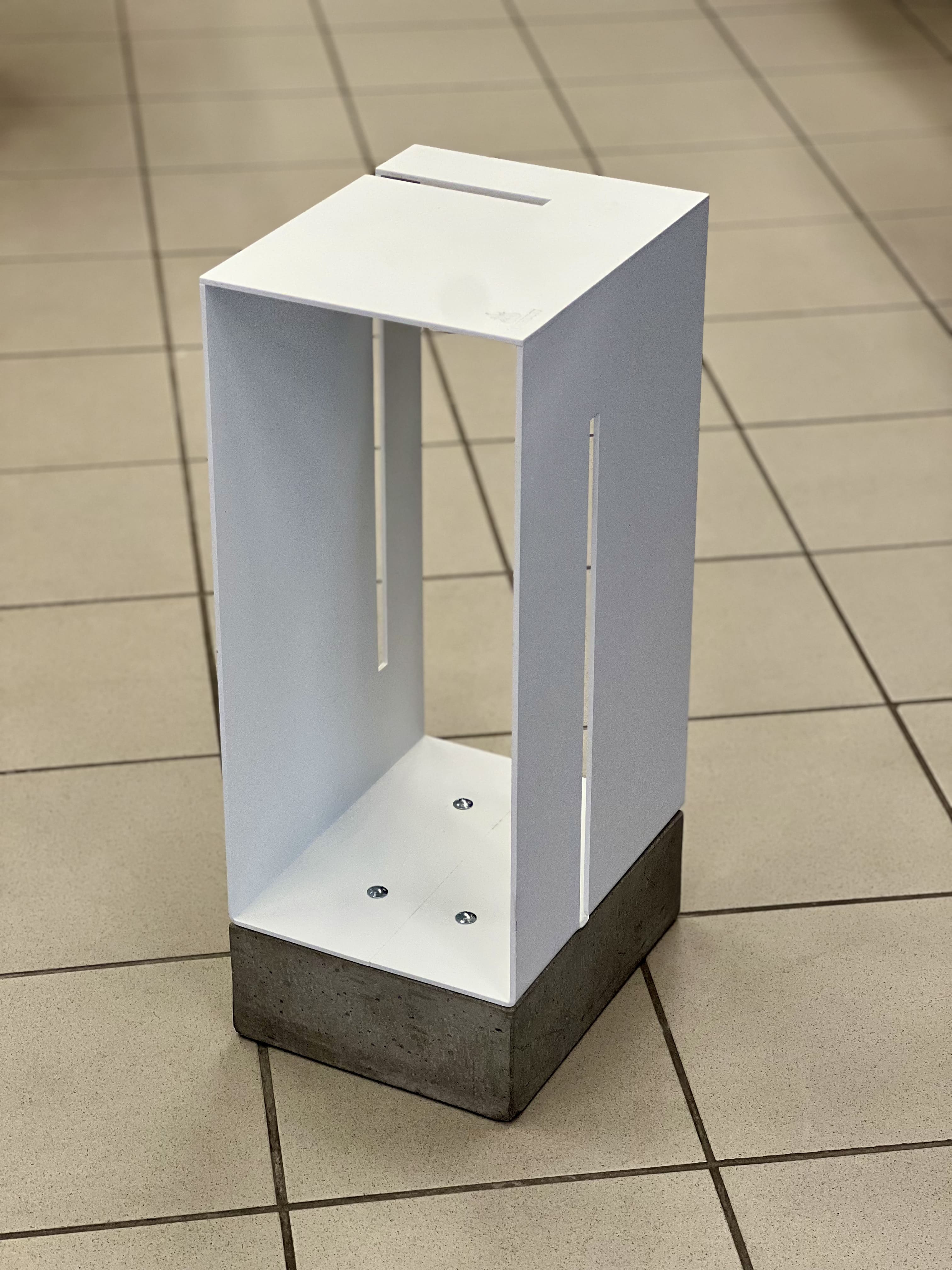 „Röshults Manhattan Low Cabinet“ spintelė