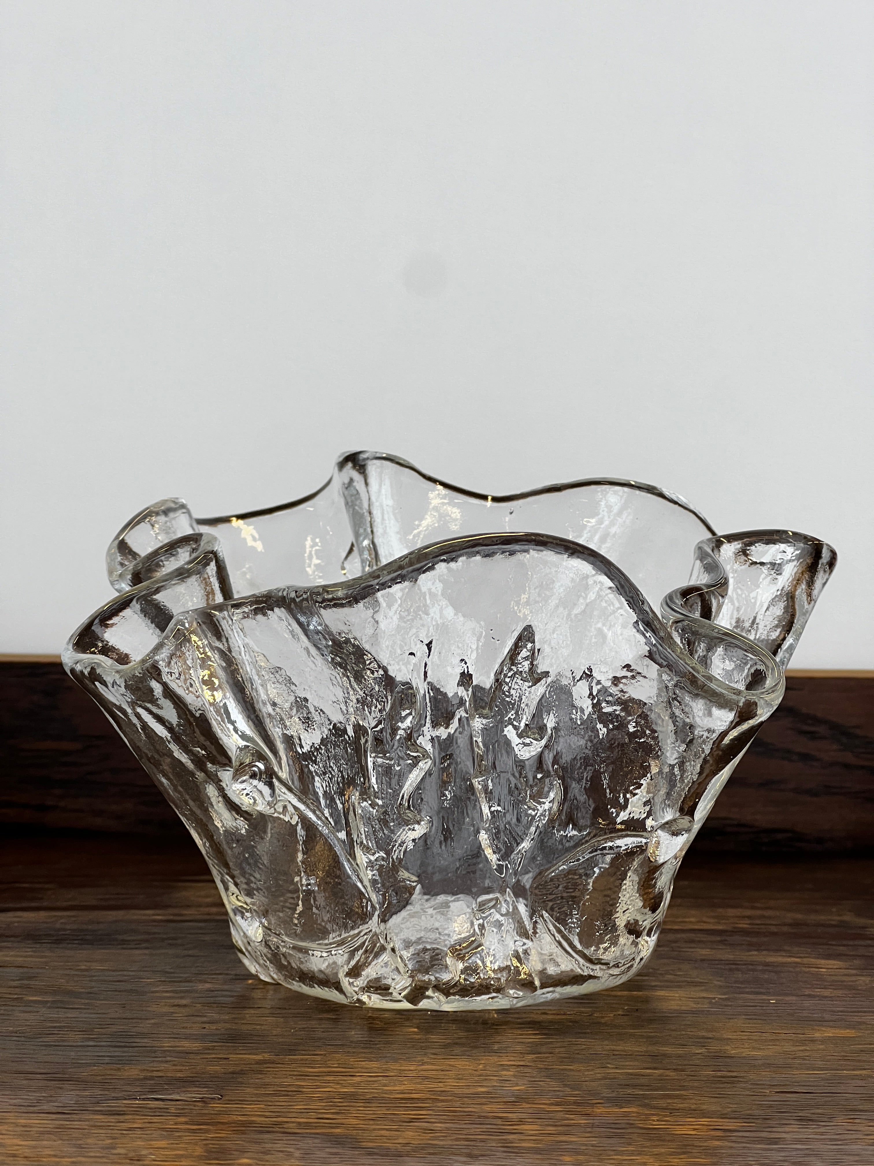 Skaidraus stiklo rankų darbo vaza