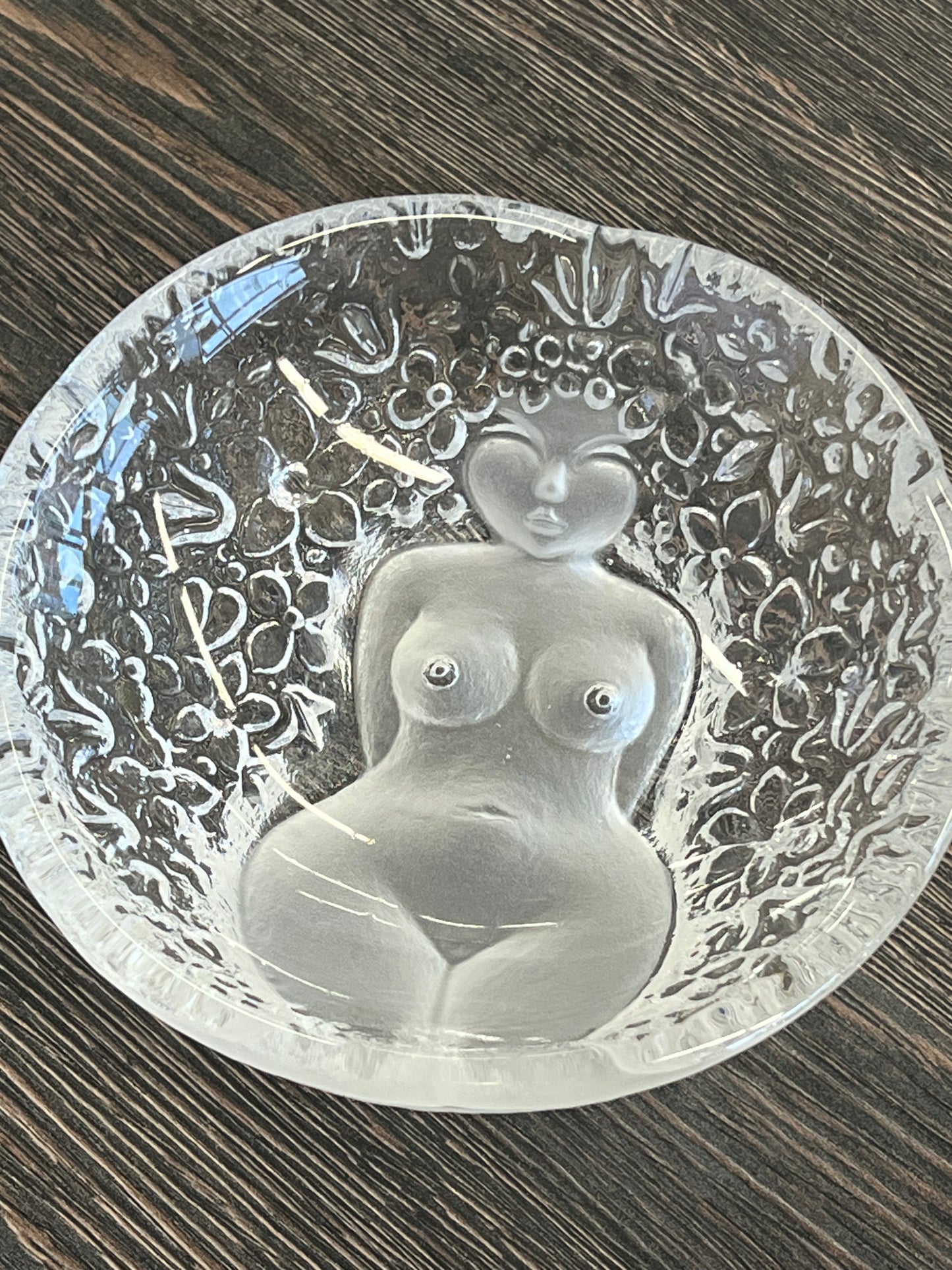 Stiklinis dubuo su moters figūra