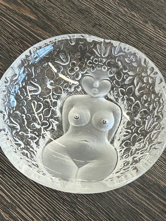 Stiklinis dubuo su moters figūra