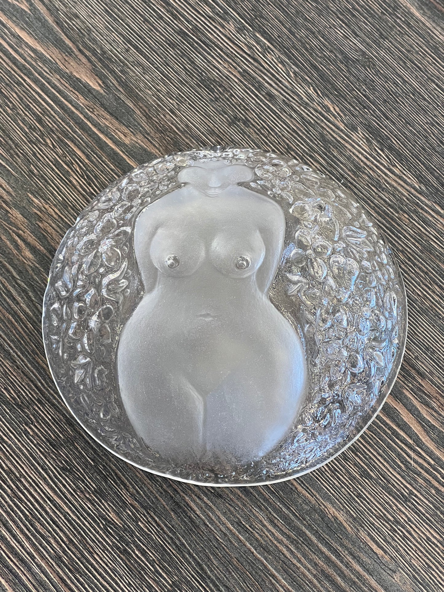 Stiklinis dubuo su moters figūra