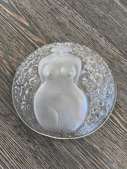 Stiklinis dubuo su moters figūra