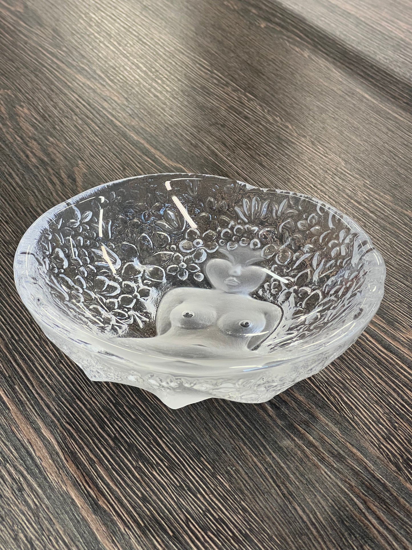 Stiklinis dubuo su moters figūra