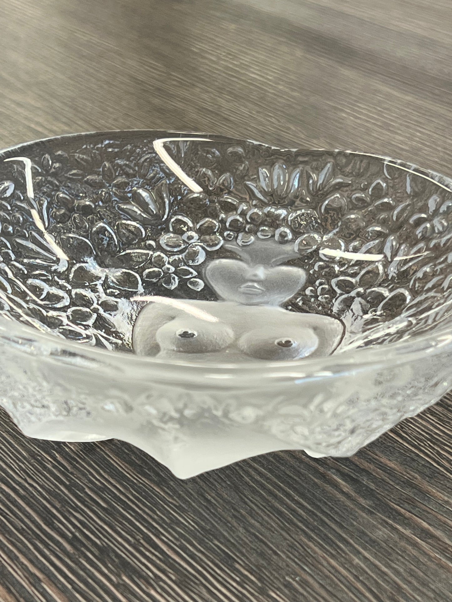 Stiklinis dubuo su moters figūra