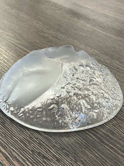 Stiklinis dubuo su moters figūra