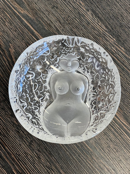 Stiklinis dubuo su moters figūra