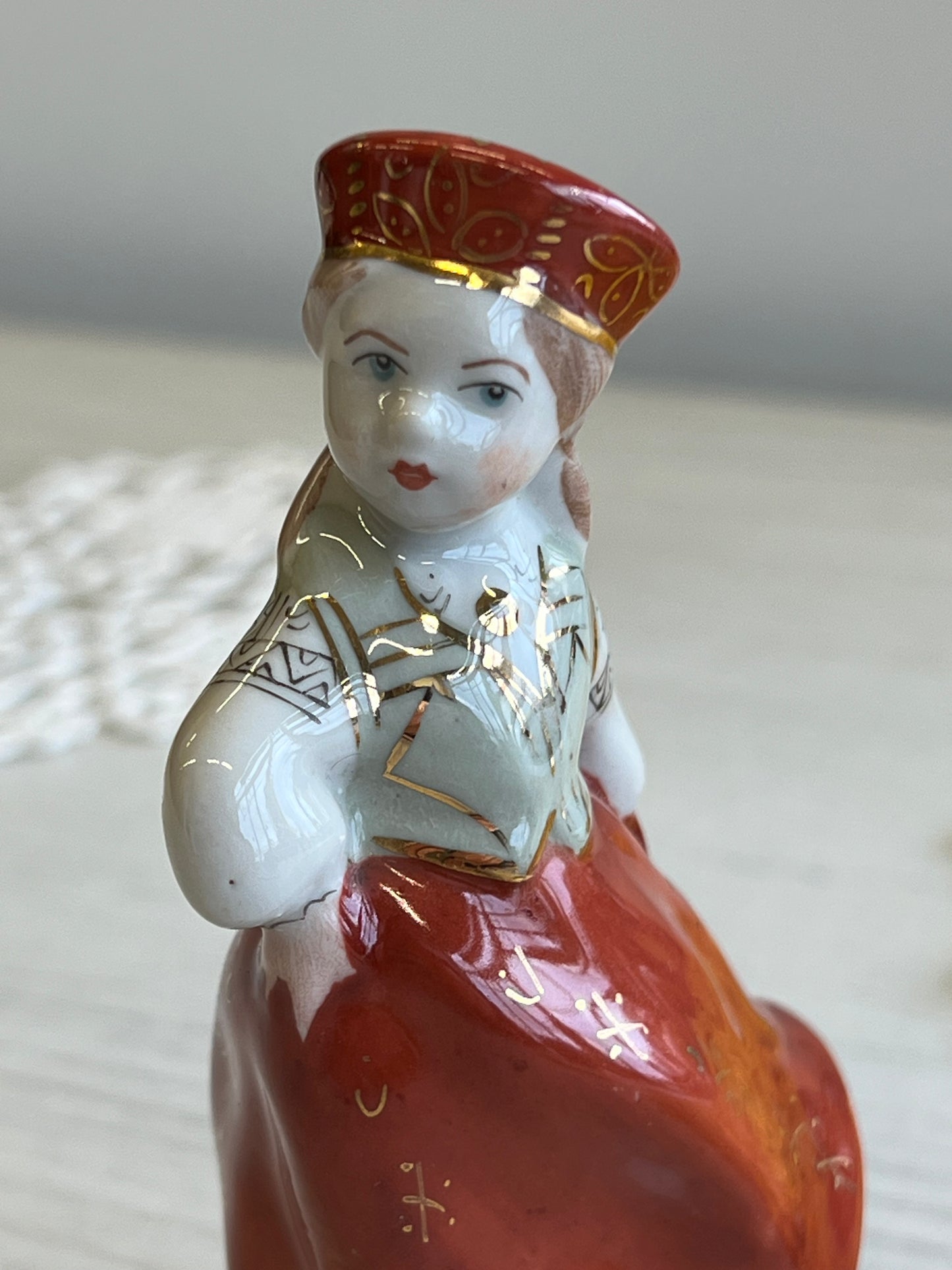 Porcelianinė statulėlė